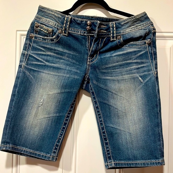 Miss me  shorts size 28 length 19”waistline 30”inseam12” Rise 9” All sales final - Picture 2 of 7